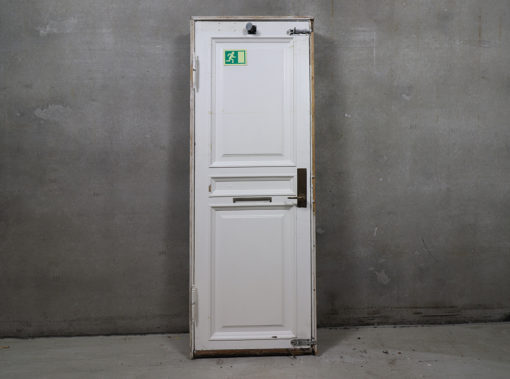 Venstrehængt opgangsdør i 185 mm karm med fyldninger på begge sider med messing dørhåndtag og brevsprække.